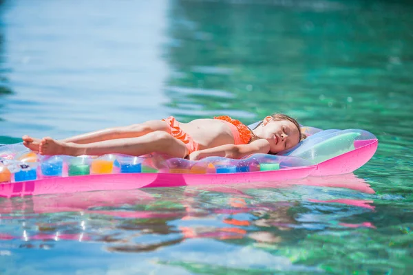 Menina adorável no colchão de ar inflável no mar — Fotografia de Stock