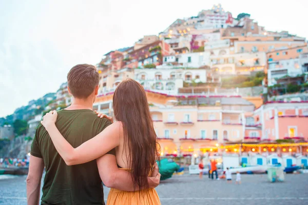 Férias de verão na Itália. Casal jovem em Positano aldeia ao fundo, Costa Amalfitana, Itália — Fotografia de Stock