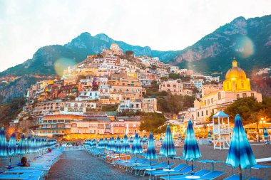 İtalya 'nın güzel kıyı kasabaları - Amalfi sahilinde manzaralı Positano