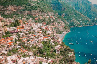 İtalya 'nın güzel kıyı kasabaları - Amalfi sahilinde manzaralı Positano