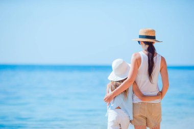 Güzel anne ve kız sahilde yaz tatilinin tadını çıkarıyorlar..