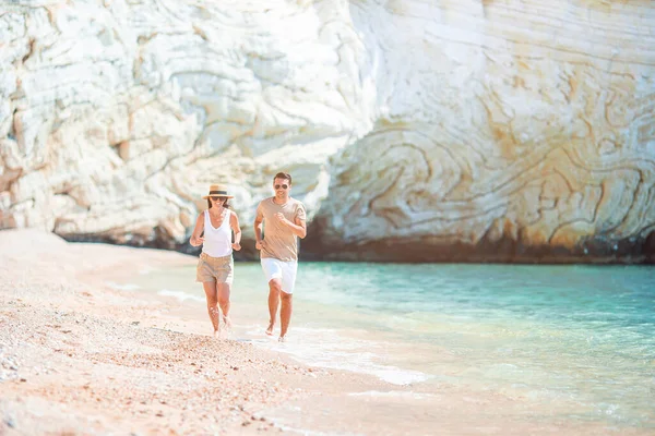 Yaz tatilinde beyaz sahilde genç bir çift. — Stok fotoğraf