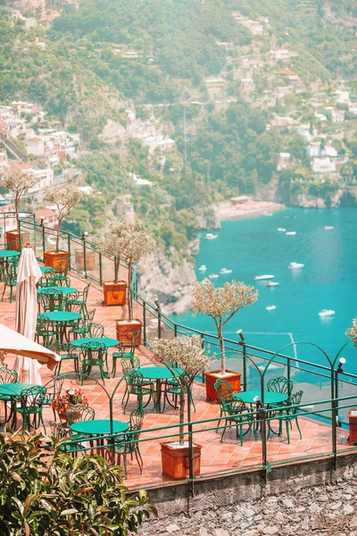 Літо порожній Відкритий кафе в туристичному місці в Італії — стокове фото