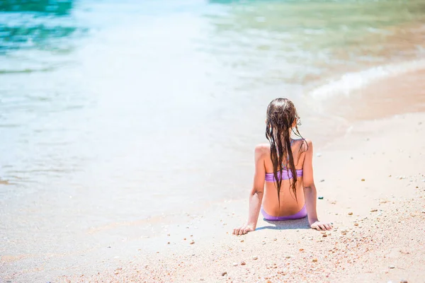 Αξιολάτρευτο κοριτσάκι διασκεδάστε στην τροπική παραλία κατά τη διάρκεια των διακοπών — Φωτογραφία Αρχείου