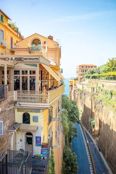 Widok na ulicę w Sorrento, Włochy. — Zdjęcie stockowe