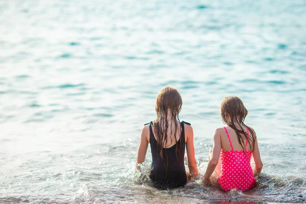 Αξιολάτρευτα κοριτσάκια διασκεδάζουν πολύ στην παραλία. — Φωτογραφία Αρχείου