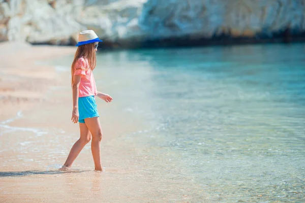 Urocza, aktywna dziewczynka na plaży podczas wakacji — Zdjęcie stockowe