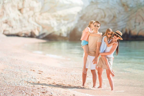 Junge Familie im Urlaub hat viel Spaß — Stockfoto