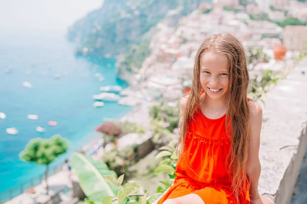 Schattig klein meisje op warme en zonnige zomerdag in Positano stad in Italië — Stockfoto