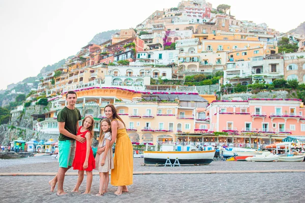 Zomervakantie in Italië. Jonge vrouw in Positano dorp op de achtergrond, Amalfi Coast, Italië — Stockfoto