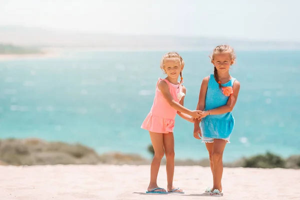 Urocze dziewczynki bawiące się na plaży — Zdjęcie stockowe