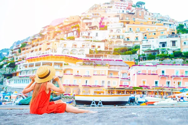 Söt liten flicka på varm och solig sommardag i Positano stad i Italien — Stockfoto