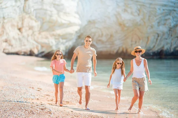 Giovane famiglia in vacanza hanno un sacco di divertimento — Foto Stock