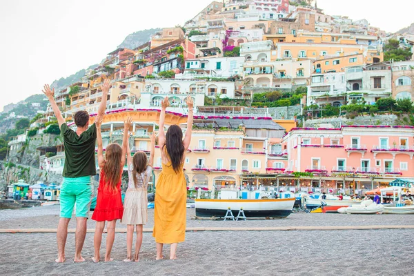 Vacaciones de verano en Italia. Mujer joven en el pueblo de Positano en el fondo, Costa Amalfitana, Italia —  Fotos de Stock