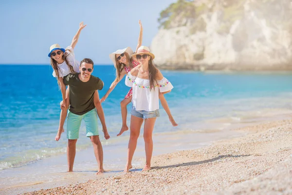 Joven familia de vacaciones tienen un montón de diversión —  Fotos de Stock