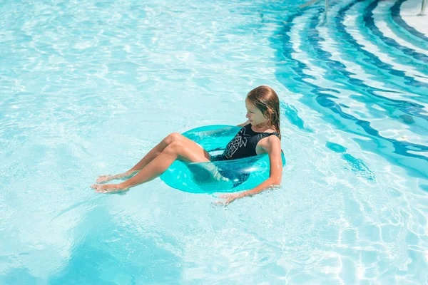 Piccola adorabile ragazza in piscina all'aperto — Foto Stock