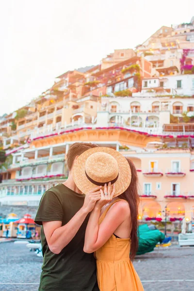 Vacaciones de verano en Italia. Parejas jóvenes en Positano village on the background, Costa Amalfitana, Italia —  Fotos de Stock