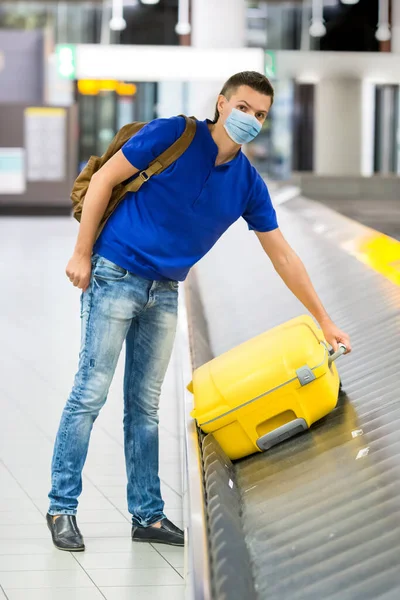 Joven en un salón del aeropuerto esperando aviones de vuelo . —  Fotos de Stock