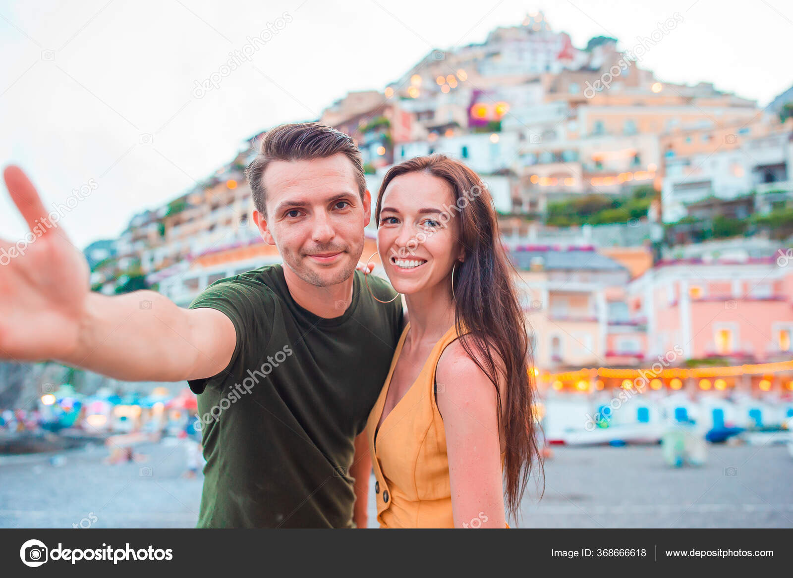 Zomervakantie in Italië. Jonge echtpaar in Positano dorp op de achtergrond, Amalfi Coast, Italië