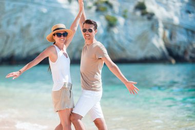 Yaz tatilinde beyaz sahilde genç bir çift.