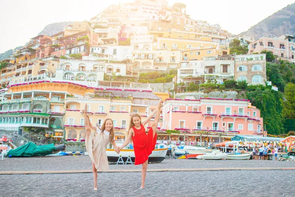 Schattige kleine meisjes op warme en zonnige zomerdag in Positano stad in Italië — Stockfoto