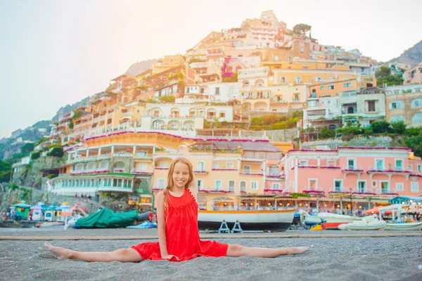 Sıcak ve güneşli bir yaz gününde İtalya 'nın Positano şehrinde sevimli küçük bir kız. — Stok fotoğraf