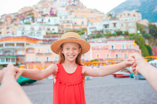 Schattig klein meisje op warme en zonnige zomerdag in Positano stad in Italië — Stockfoto