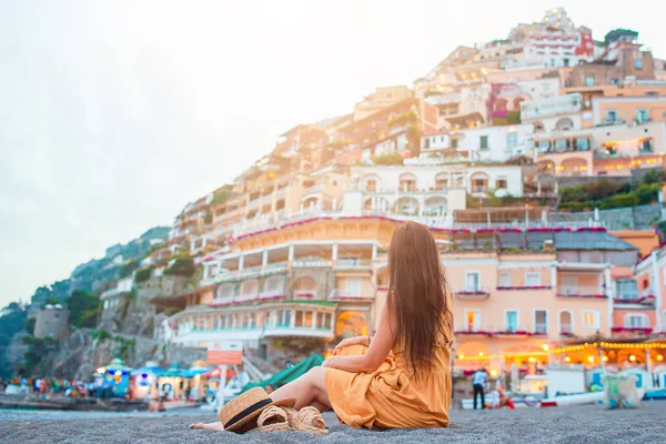 Férias de verão na Itália. Jovem mulher em Positano aldeia ao fundo, Costa Amalfitana, Itália — Fotografia de Stock