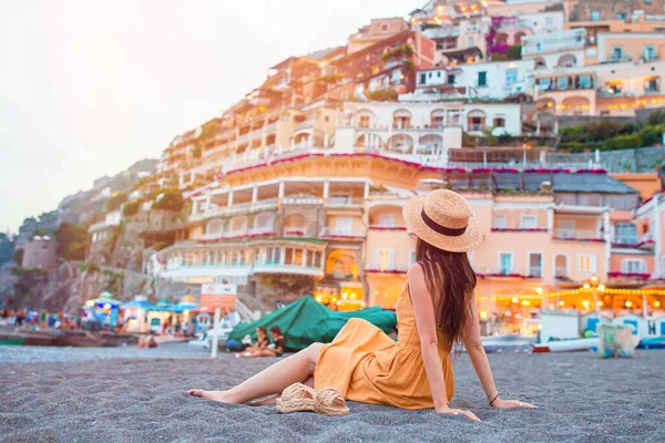 Férias de verão na Itália. Jovem mulher em Positano aldeia ao fundo, Costa Amalfitana, Itália — Fotografia de Stock