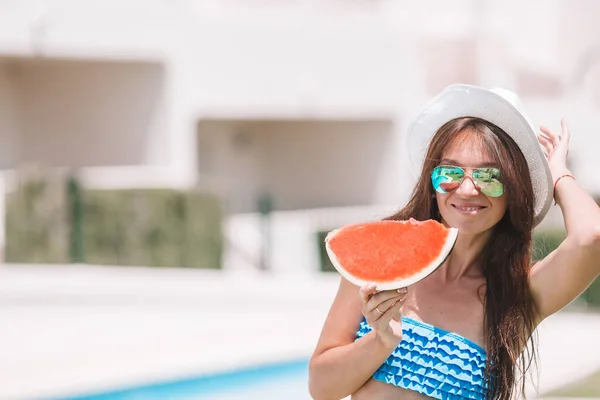 Mujer joven con sandía relajante al aire libre en las vacaciones de verano — Foto de Stock