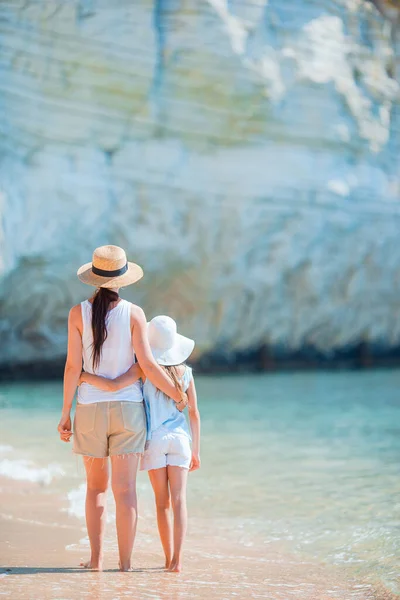 Vacker mor och dotter på stranden njuter av sommarsemester. — Stockfoto