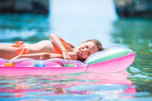 Imádnivaló lány felfújható matracon a tengerben — Stock Fotó
