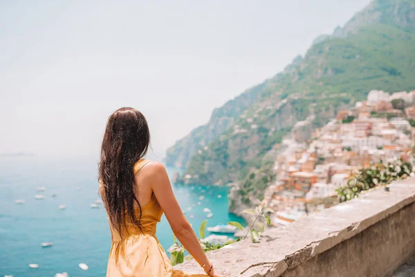 Zomervakantie in Italië. Jonge vrouw in Positano dorp op de achtergrond, Amalfi Coast, Italië — Stockfoto