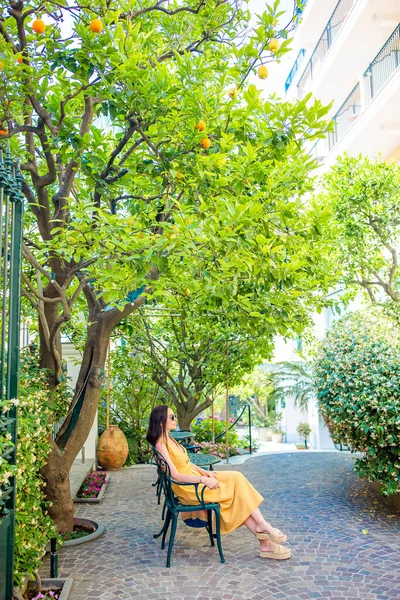 Mulher no jardim de limão de Sorrento no verão — Fotografia de Stock