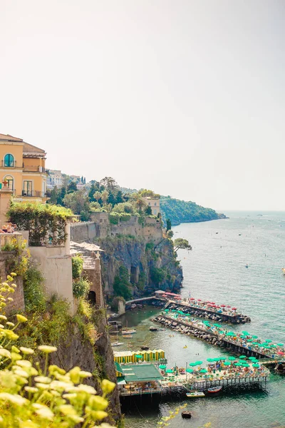 Luchtfoto van Sorrento stad, amalfi kust, Italië — Stockfoto