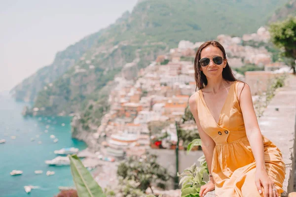 Mladá žena v Positano Beach na pobřeží Amalfi, Itálie — Stock fotografie