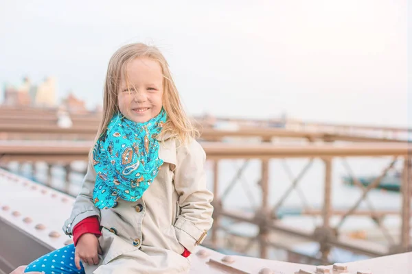 Urocza dziewczynka siedząca na Brooklyn Bridge w Nowym Jorku — Zdjęcie stockowe