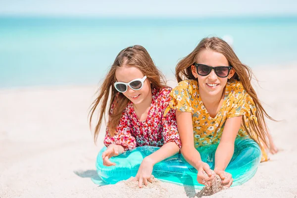 Pequenas meninas engraçadas felizes se divertir muito na praia tropical jogando juntos. — Fotografia de Stock