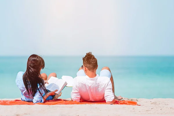Młoda para na białej plaży podczas wakacji. — Zdjęcie stockowe