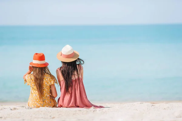 Beautiful mother and daughter on the beach — Stock Photo, Image