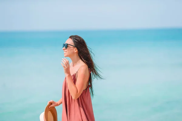 Frau liegt am Strand und genießt den Sommerurlaub mit Blick aufs Meer — Stockfoto