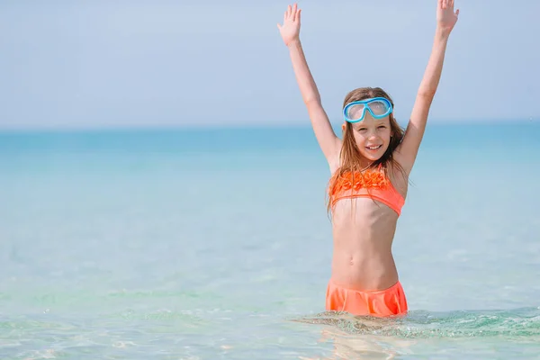 Söt liten flicka på stranden under caribbean semester — Stockfoto