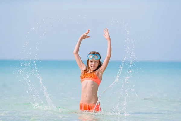 Petite fille mignonne à la plage pendant les vacances des Caraïbes — Photo