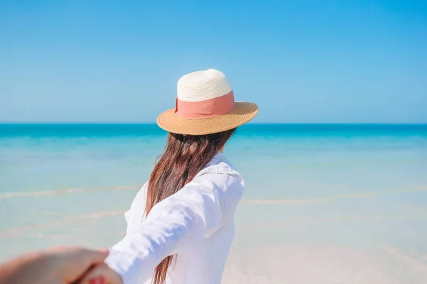 Frau liegt am Strand und genießt Sommerferien — Stockfoto