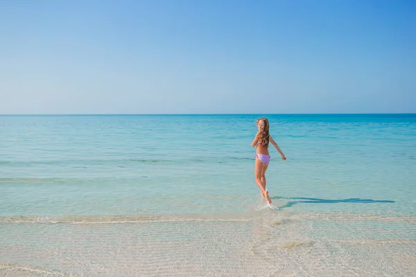 Carino bambina sulla spiaggia durante le vacanze caraibiche — Foto Stock