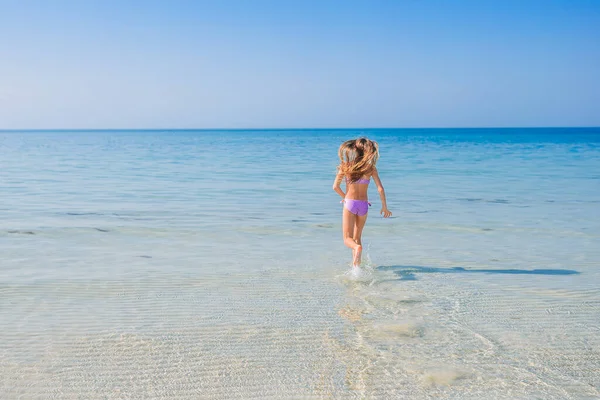 Urocza, aktywna dziewczynka na plaży podczas wakacji — Zdjęcie stockowe