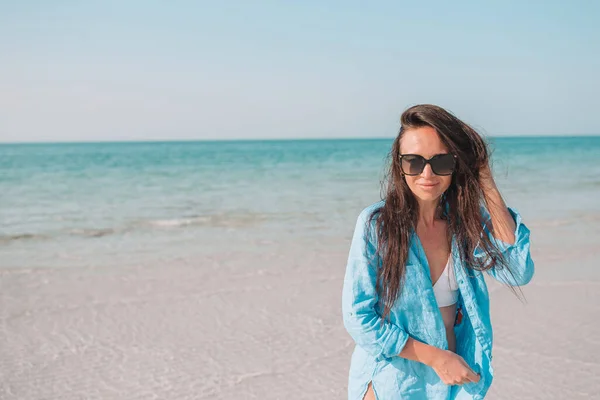 Donna sdraiata sulla spiaggia godendo di vacanze estive — Foto Stock