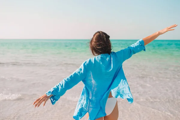 Frau liegt am Strand und genießt den Sommerurlaub mit Blick aufs Meer — Stockfoto