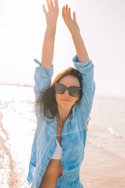 Kumsalda uzanan kadın yaz tatilinin tadını çıkarıyor. — Stok fotoğraf