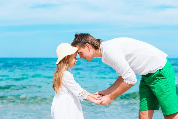 Κοριτσάκι και χαρούμενος μπαμπάς διασκεδάζουν στις διακοπές στην παραλία — Φωτογραφία Αρχείου
